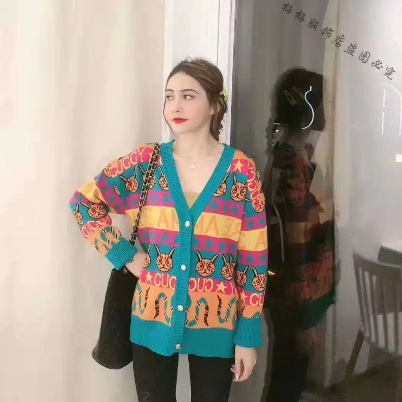 Europe and the United States the new autumn/winter 2020 v is gotten cardigan BaoTou letters design of jacquard sweater loose but
Europe and the United States the new autumn/winter 2020 v is gotten cardigan BaoTou letters design of jacquard sweater loose but