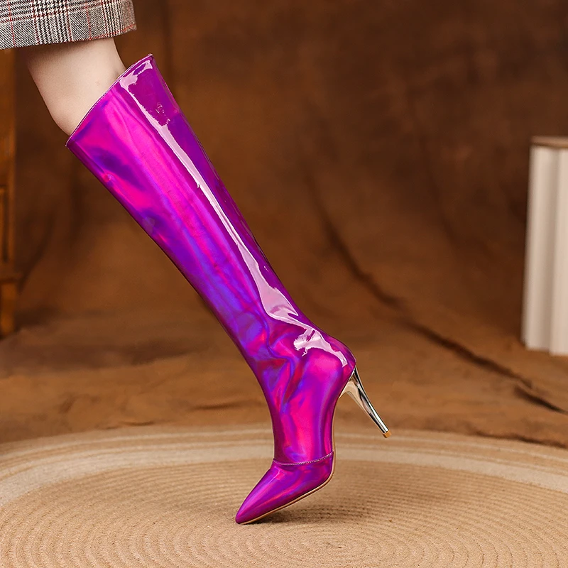 Женские сапоги до колена из лакированной кожи, на тонком каблуке, с острым носком, большие размеры 34-46, Осень-зима 2021 
Женские сапоги до колена из лакированной кожи, на тонком каблуке, с острым носком, большие размеры 34-46, Осень-зима 2021