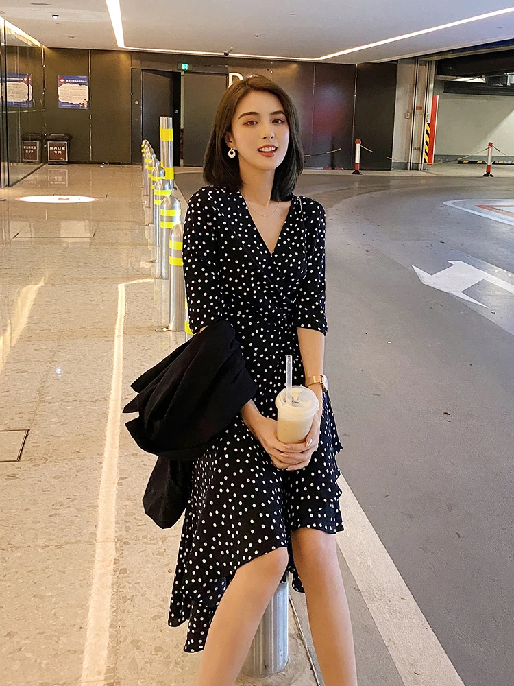Holiday Skirt Seaside Beach Skirt Design Sense Temperament V-neck Irregular Chiffon Polka-dot Dress Female
Holiday Skirt Seaside Beach Skirt Design Sense Temperament V-neck Irregular Chiffon Polka-dot Dress Female