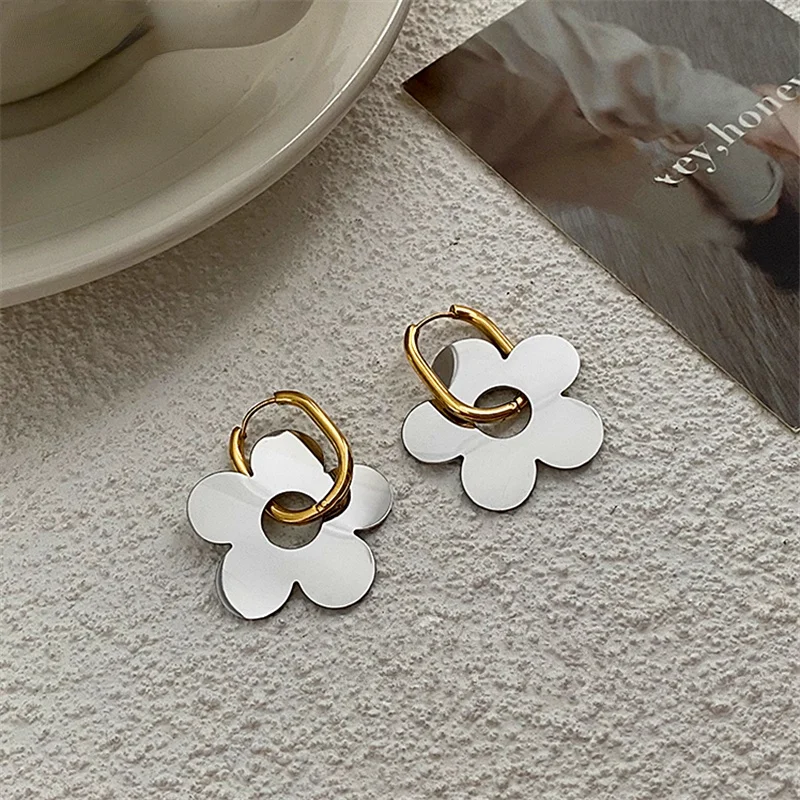 Suitable for women's new flower earrings female simple iron steel clash-colored earrings new tide temperament earrings party
Suitable for women's new flower earrings female simple iron steel clash-colored earrings new tide temperament earrings party