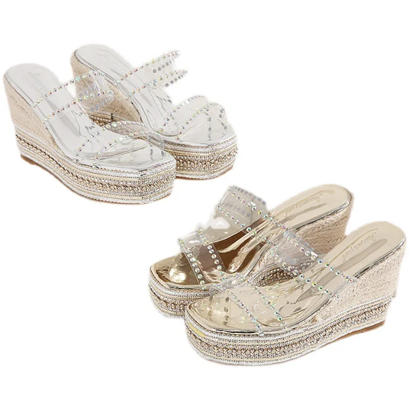 Low On A Wedge Cover Toe Slippers Casual Female Shoes Slides Luxury 2021 Summer Hoof Heels Rubber Basic Rome Fabric PVC PU
Low On A Wedge Cover Toe Slippers Casual Female Shoes Slides Luxury 2021 Summer Hoof Heels Rubber Basic Rome Fabric PVC PU