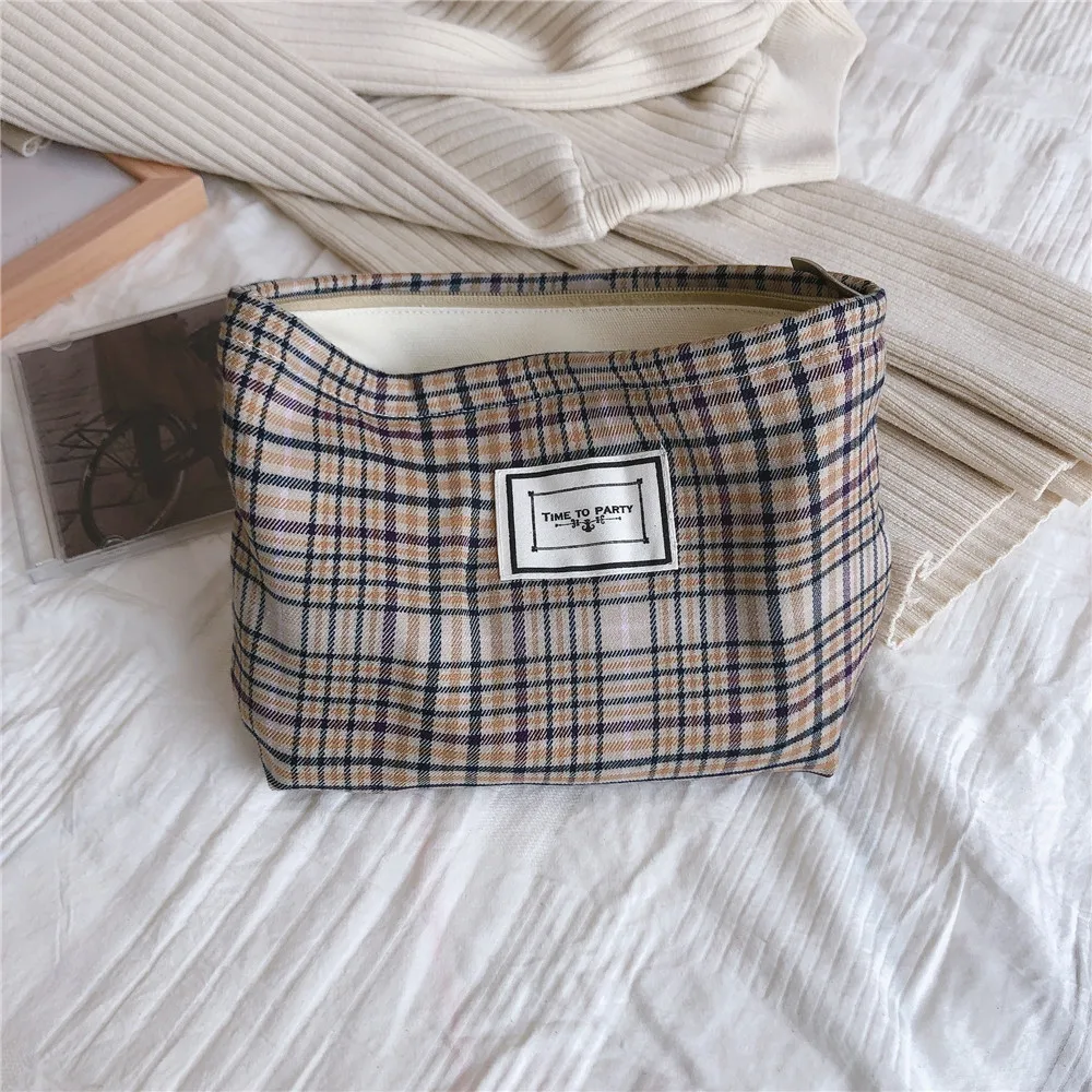 New Korean Plaid Cosmetic Bag Large Women Toiletry Bag Necesserie Cosmetic Pouch Cotton Fabric Girls Beauty Brush Storage Pouch
New Korean Plaid Cosmetic Bag Large Women Toiletry Bag Necesserie Cosmetic Pouch Cotton Fabric Girls Beauty Brush Storage Pouch