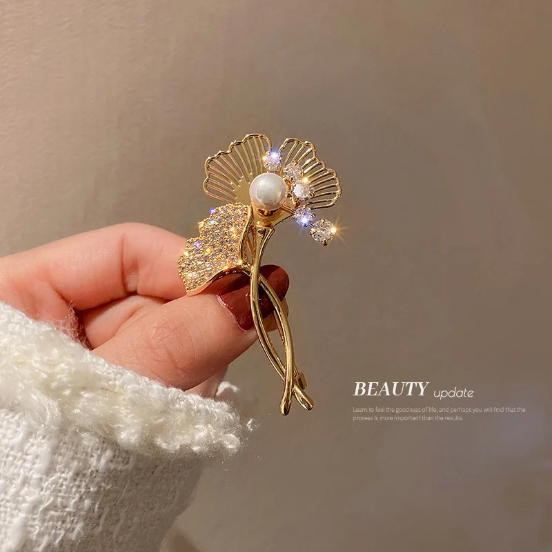 Zircon Pearl Ginkgo Leaf Brooch Korean Fan-shaped Micro Inlaid High-grade Sense Brooch Autumn And Winter Clothing Accessories
Zircon Pearl Ginkgo Leaf Brooch Korean Fan-shaped Micro Inlaid High-grade Sense Brooch Autumn And Winter Clothing Accessories