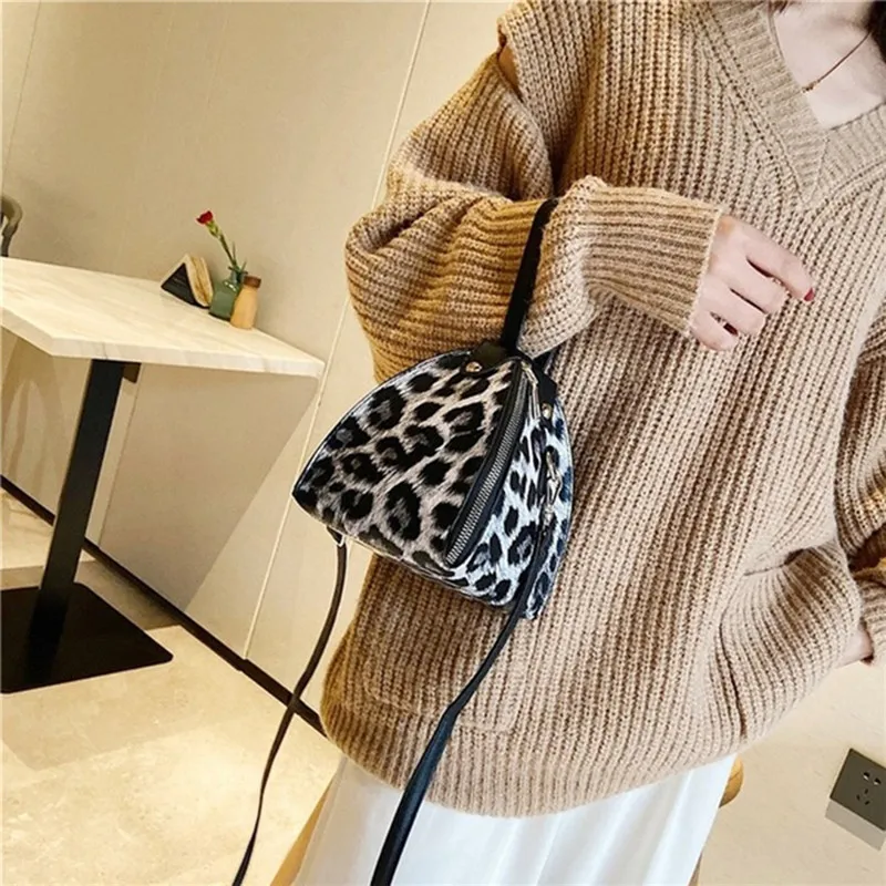 2021 Fashion Leopard Triangle Bag Korean New Hand-held Women's Female Small Single Shoulder Messenger Cute Mini Bag
2021 Fashion Leopard Triangle Bag Korean New Hand-held Women's Female Small Single Shoulder Messenger Cute Mini Bag