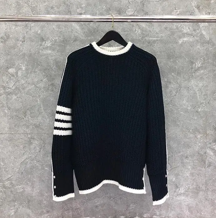 Мужской облегающий свитер с круглым вырезом, в полоску
Мужской облегающий свитер с круглым вырезом, в полоску