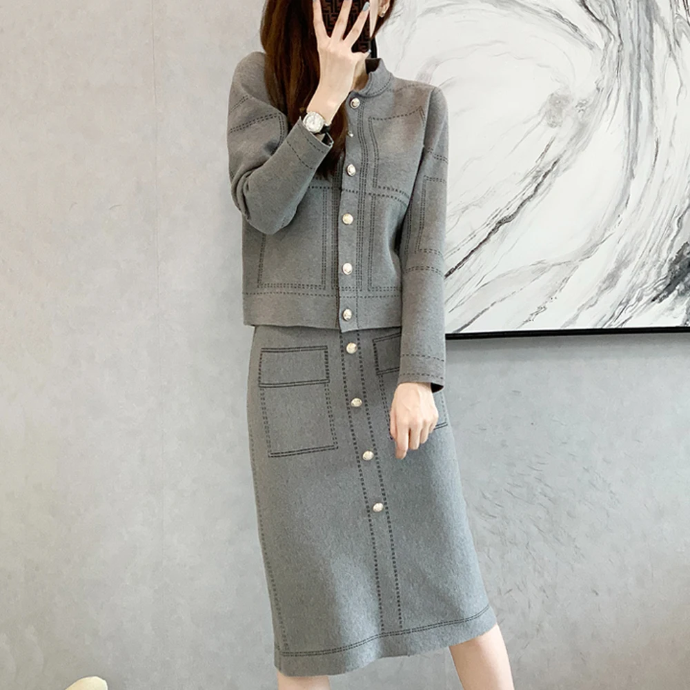 Женский трикотажный костюм с юбкой, повседневный приталенный костюм из двух предметов с юбкой во французском стиле, зима 2021
Женский трикотажный костюм с юбкой, повседневный приталенный костюм из двух предметов с юбкой во французском стиле, зима 2021