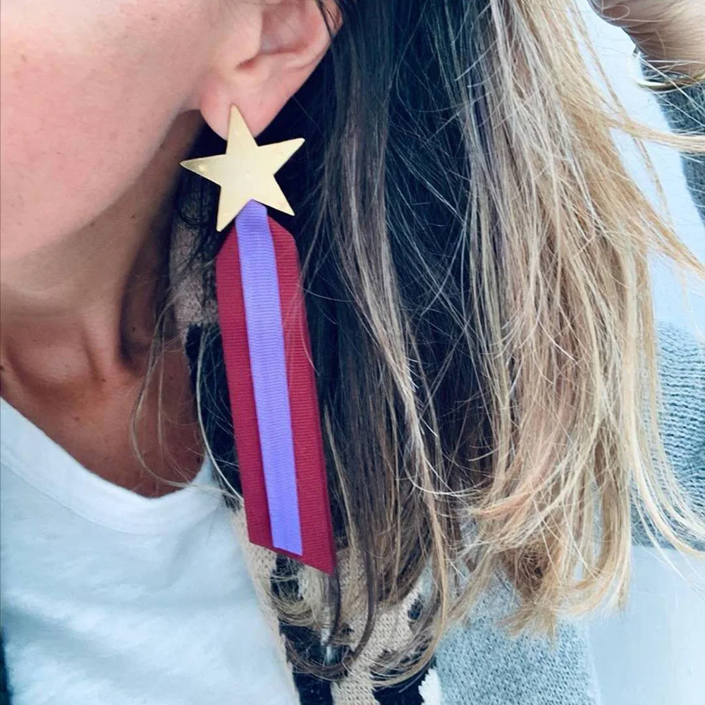 2020 New Fashion Irregular Spin Gold Heart Earrings Flower Embossing Three Heart Long Earrings Fashion Jewelry
2020 New Fashion Irregular Spin Gold Heart Earrings Flower Embossing Three Heart Long Earrings Fashion Jewelry