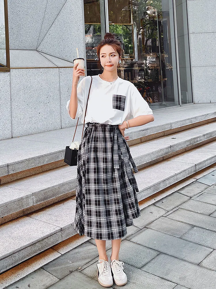 Fresh summer dress, female Xia 2021 new college, wind design, small crowd, fake two, salt and sweet skirts
Fresh summer dress, female Xia 2021 new college, wind design, small crowd, fake two, salt and sweet skirts