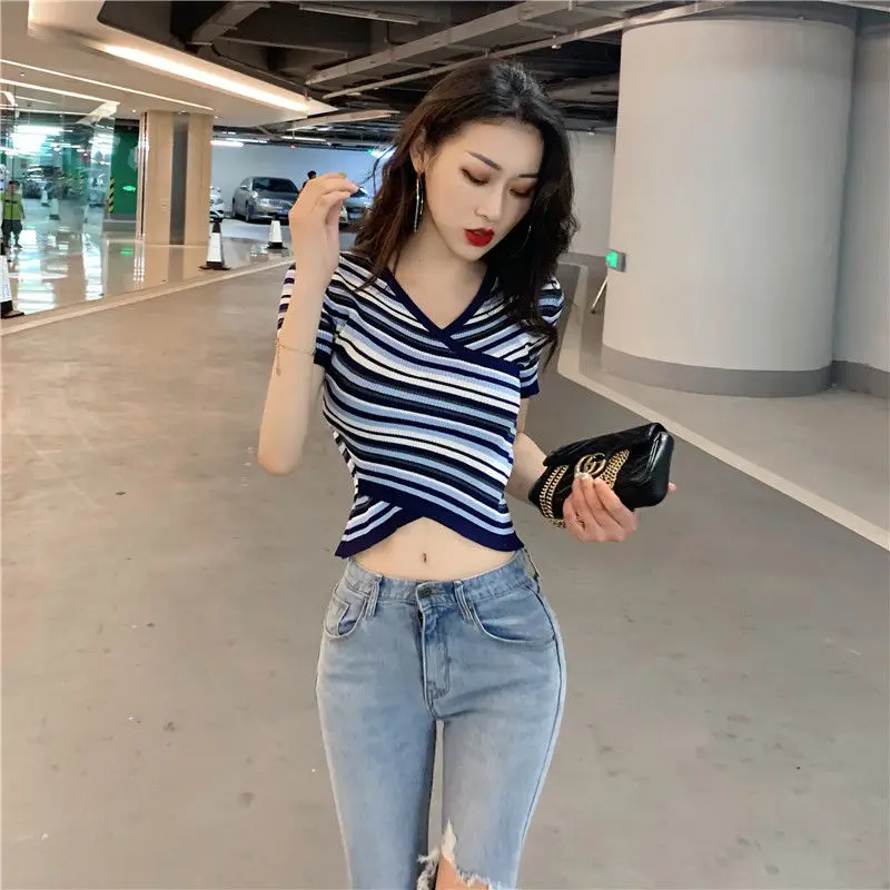 Summer sexy new Korean V-neck cross color striped T-shirt open navel t-shirt female
Summer sexy new Korean V-neck cross color striped T-shirt open navel t-shirt female
