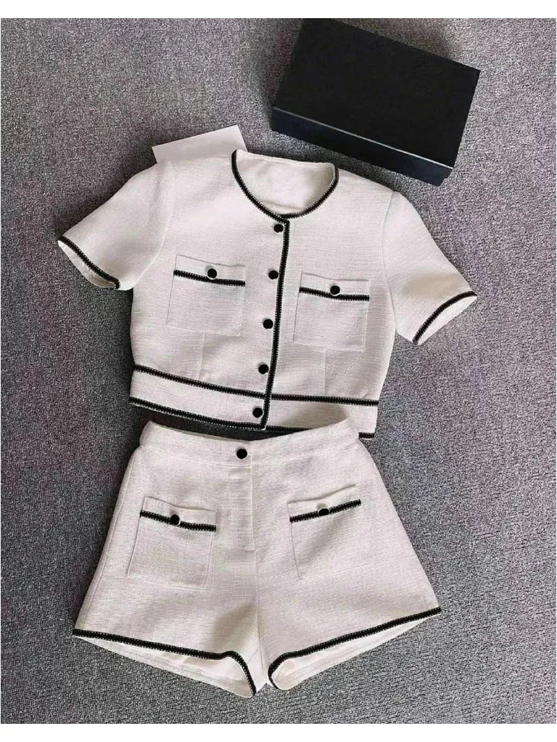 New small air fragrance suit fashionable autumn brim brief paragraph coat coat two piece white high waist shorts
New small air fragrance suit fashionable autumn brim brief paragraph coat coat two piece white high waist shorts