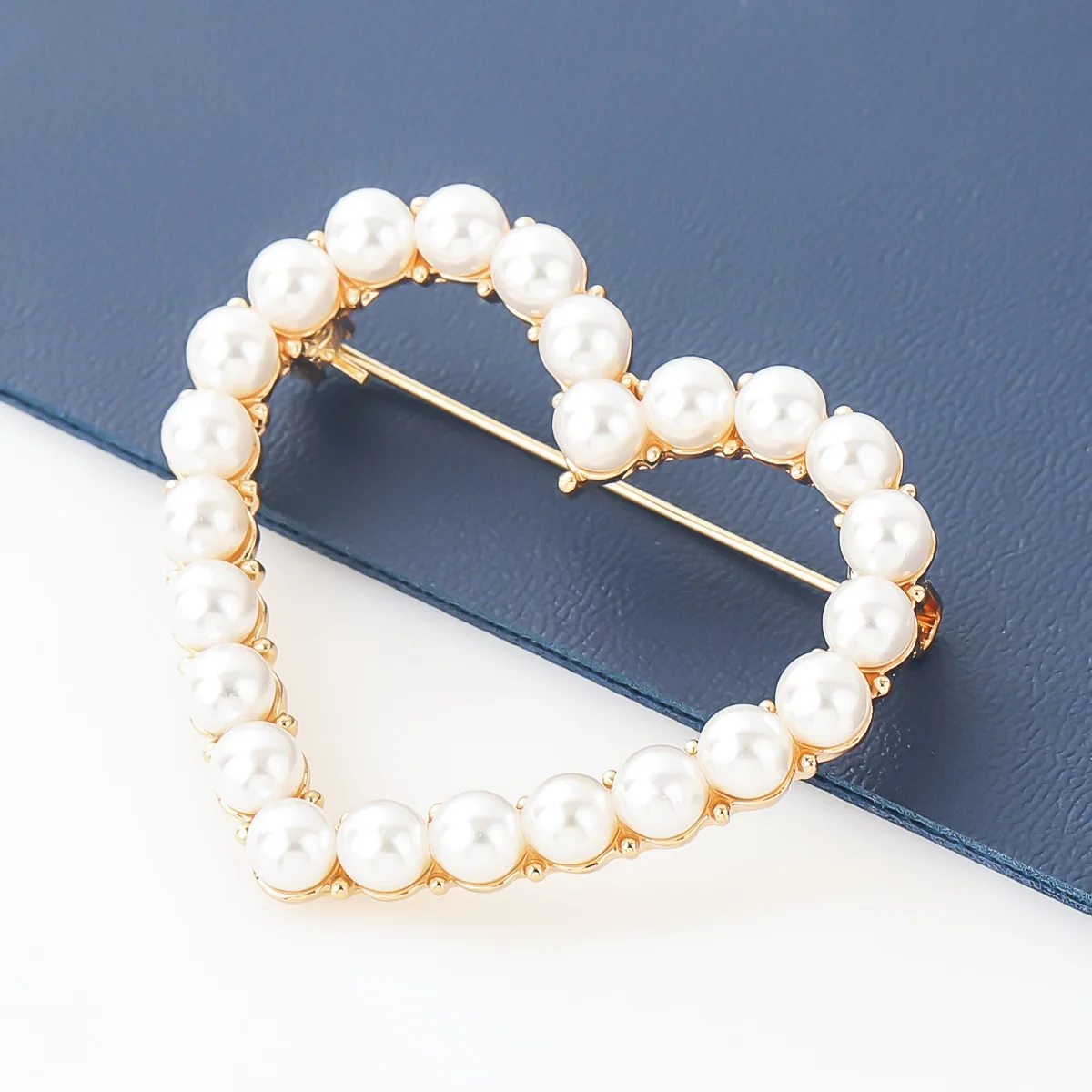 2021 New Fashion Women Metal Imitation Pearl Heart-shaped Brooch Girl Cute Pin Pop Corsage Campus Badge Party Accessories
2021 New Fashion Women Metal Imitation Pearl Heart-shaped Brooch Girl Cute Pin Pop Corsage Campus Badge Party Accessories