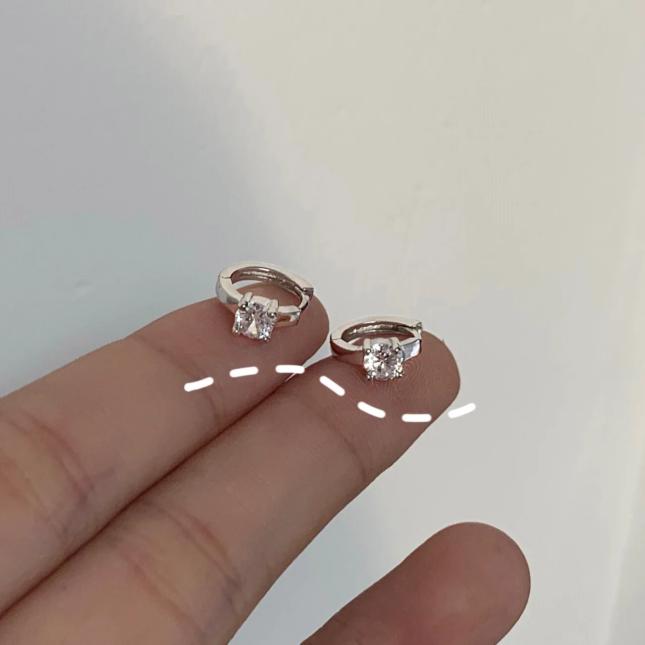 7Rings S925 Sterling Silver Black and White Zircon Earrings for Women Simple Luxury Jewelry Fashion Earrings Earrings for Female
7Rings S925 Sterling Silver Black and White Zircon Earrings for Women Simple Luxury Jewelry Fashion Earrings Earrings for Female