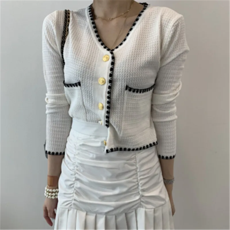 2020 Women's Sweater Autumn Korean Style V-neck Small Gold Buckle Knitted Short Cardigans Long-sleeved Slim Knitted Tops
2020 Women's Sweater Autumn Korean Style V-neck Small Gold Buckle Knitted Short Cardigans Long-sleeved Slim Knitted Tops