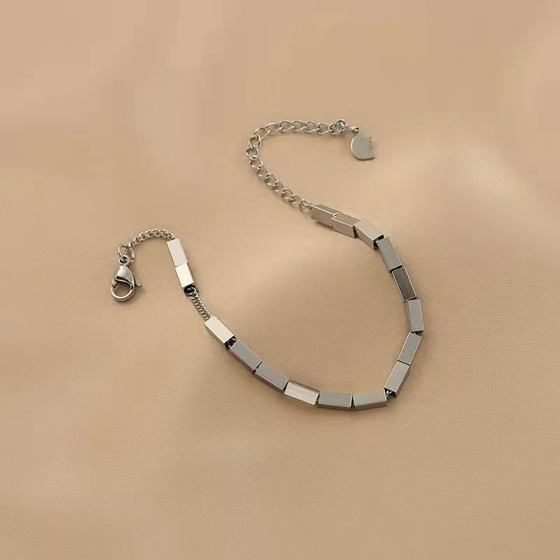 Small Square Bracelet Female Ins Style Simple Temperament Niche Design Sense Titanium Steel Hip Hop Bracelet Hand Jewelry Gift 
Small Square Bracelet Female Ins Style Simple Temperament Niche Design Sense Titanium Steel Hip Hop Bracelet Hand Jewelry Gift