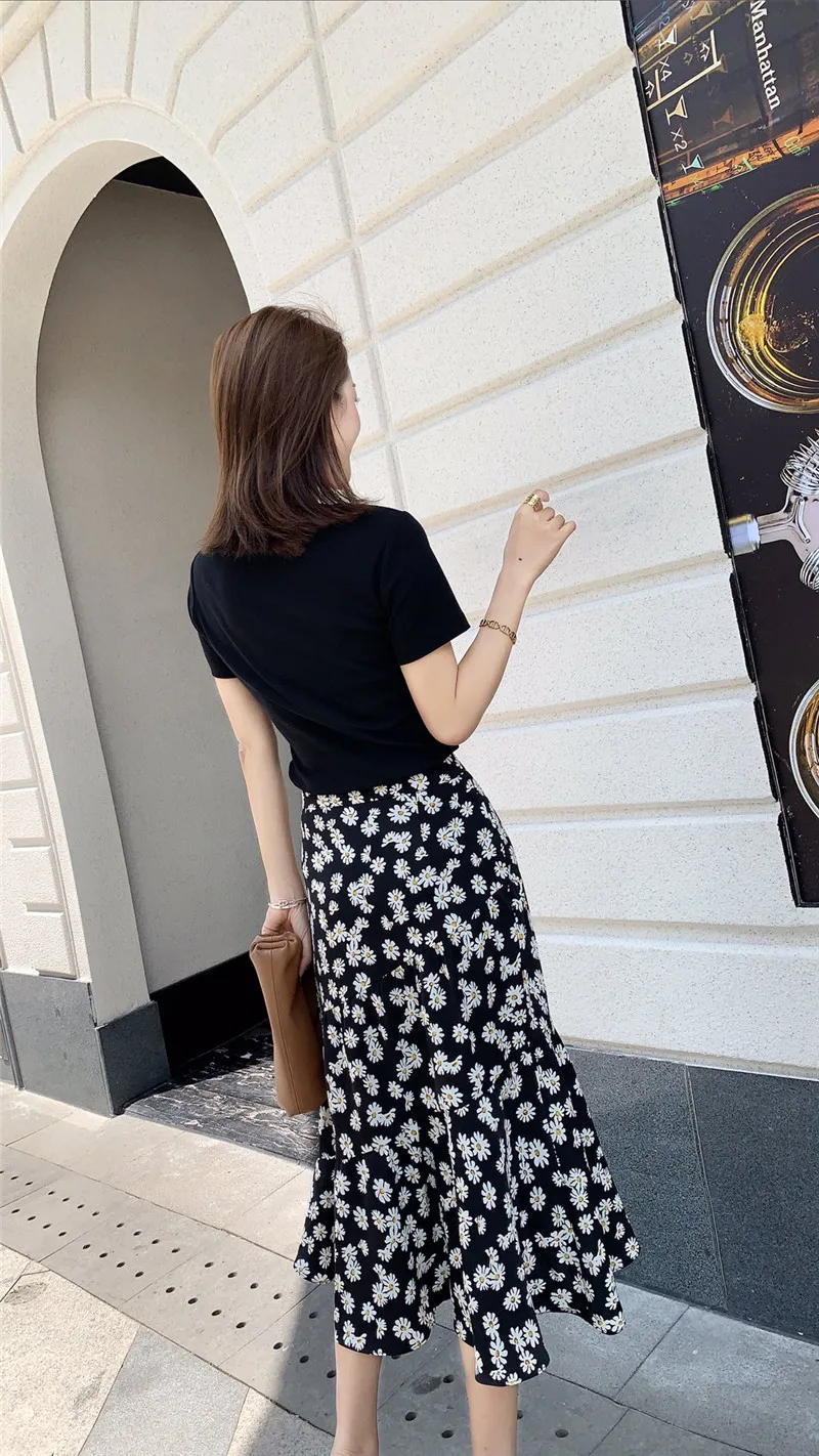 High Street Fashion Summer 2Piece Set Women 2020 Elegant Lady Outfits Short Sleeve Beading Top Floral Print Skirt Matching Sets
High Street Fashion Summer 2Piece Set Women 2020 Elegant Lady Outfits Short Sleeve Beading Top Floral Print Skirt Matching Sets