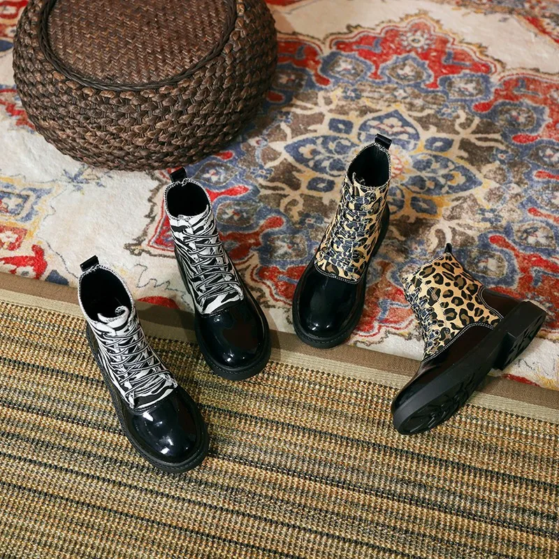 European And American Martin Boots Women's Thick Leopard Stitching Women's Short Boots 2021 Autumn And Winter Lace-up.
European And American Martin Boots Women's Thick Leopard Stitching Women's Short Boots 2021 Autumn And Winter Lace-up.