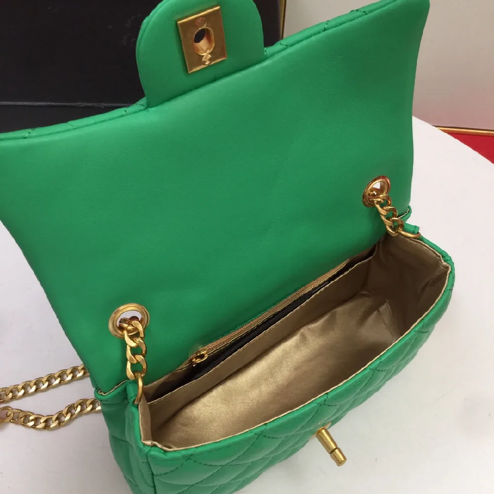 2021 leather rhombus chain solid color mobile phone coin change one-shoulder diagonal bag21cm
2021 leather rhombus chain solid color mobile phone coin change one-shoulder diagonal bag21cm