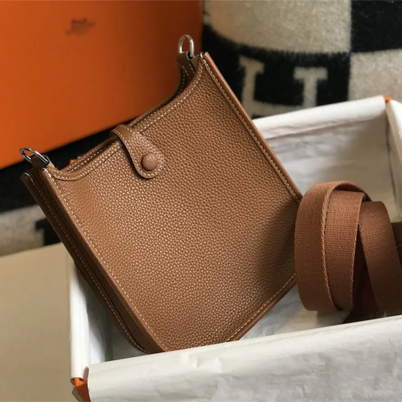 Evelyn 2021 brand new women's bag, main layer of cow leather shoulder bag, hollow button Mini wide belt
Evelyn 2021 brand new women's bag, main layer of cow leather shoulder bag, hollow button Mini wide belt