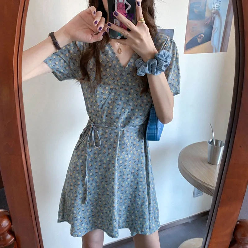 Summer 2021new French Hipster Style V-neck Waist-Controlled Slimming Dress Elegant Short Sleeve Floral Dress for Women
Summer 2021new French Hipster Style V-neck Waist-Controlled Slimming Dress Elegant Short Sleeve Floral Dress for Women