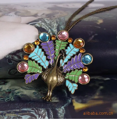 Ожерелье с бриллиантами в европейском и американском стиле ретро, длинная цепочка с открытым экраном в виде павлина с элегантным временем
Ожерелье с бриллиантами в европейском и американском стиле ретро, длинная цепочка с открытым экраном в виде павлина с элегантным временем