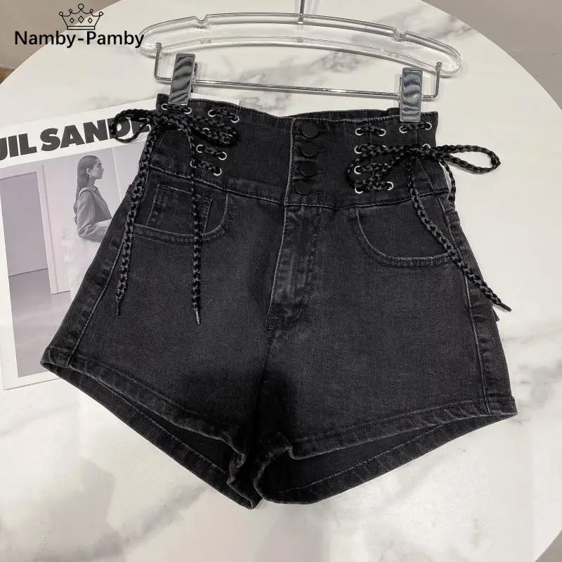 2021 Summer Sexy Denim Shorts New Women Slim Fit Pants Back Hollow Out High Quality Waist Tight Female Elastic Short Jeans
2021 Summer Sexy Denim Shorts New Women Slim Fit Pants Back Hollow Out High Quality Waist Tight Female Elastic Short Jeans