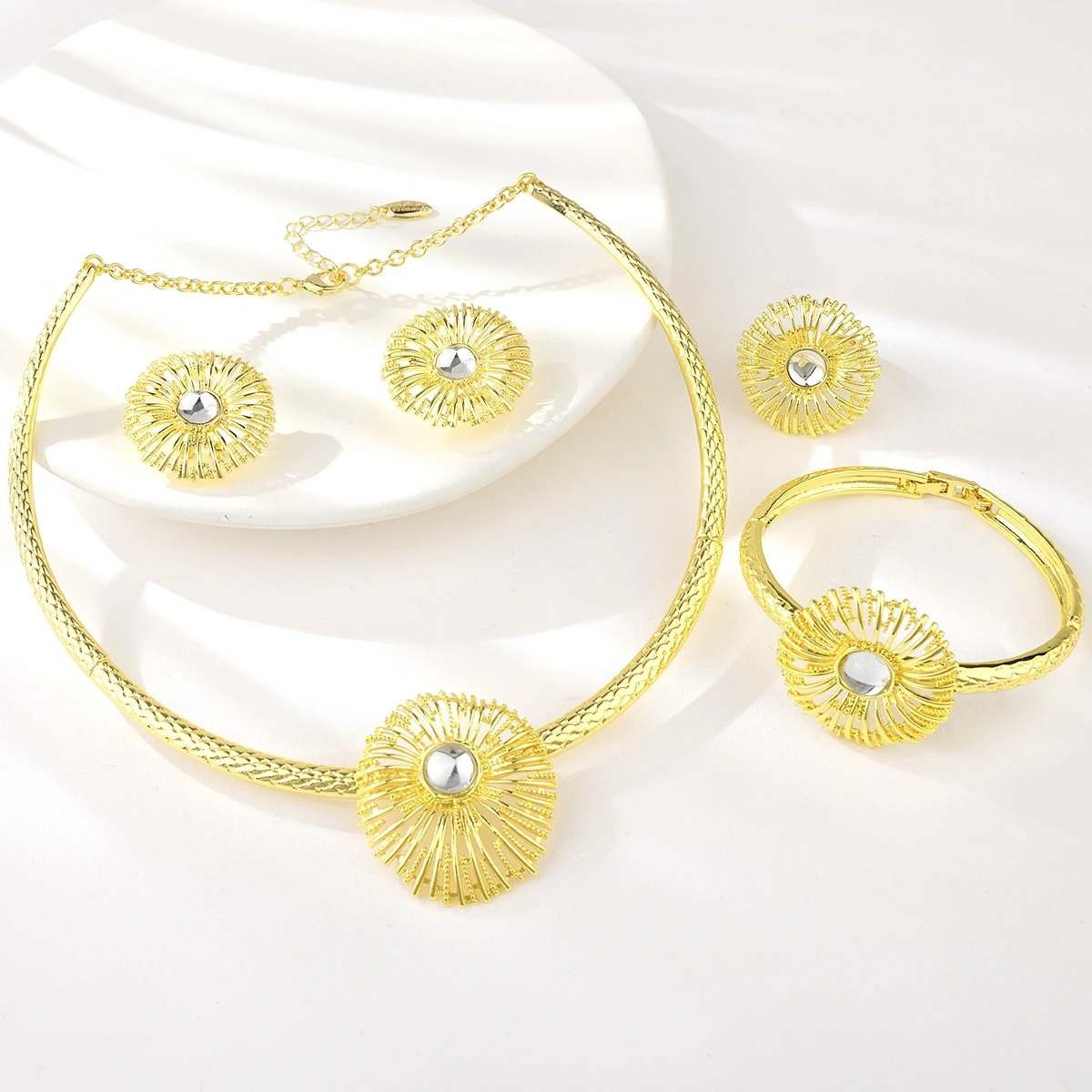 Viennois Dubai Gold Jewelry Sets African Women White Red Purple Rhinestone Sunburst Necklace Earrings Ring Bangle Indian Jewelry
Viennois Dubai Gold Jewelry Sets African Women White Red Purple Rhinestone Sunburst Necklace Earrings Ring Bangle Indian Jewelry