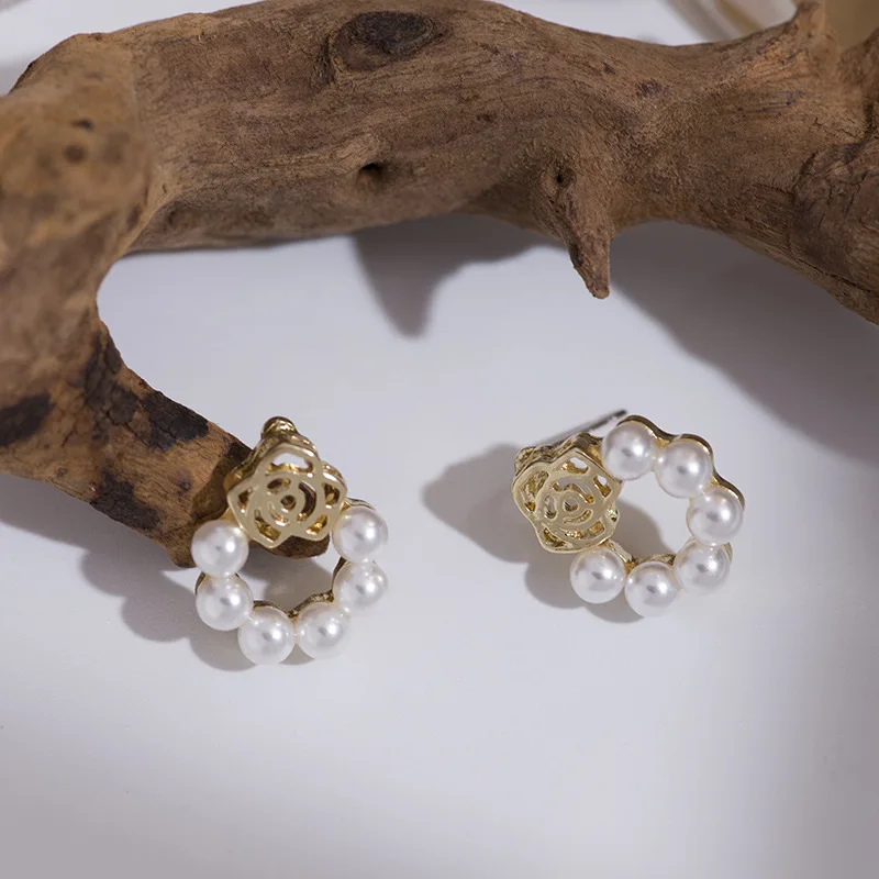French Style Temperament Graceful Hollow Rose Imitation Pearl Stud Earrings Temperament Fashion Women's Jewelry Accessories
French Style Temperament Graceful Hollow Rose Imitation Pearl Stud Earrings Temperament Fashion Women's Jewelry Accessories