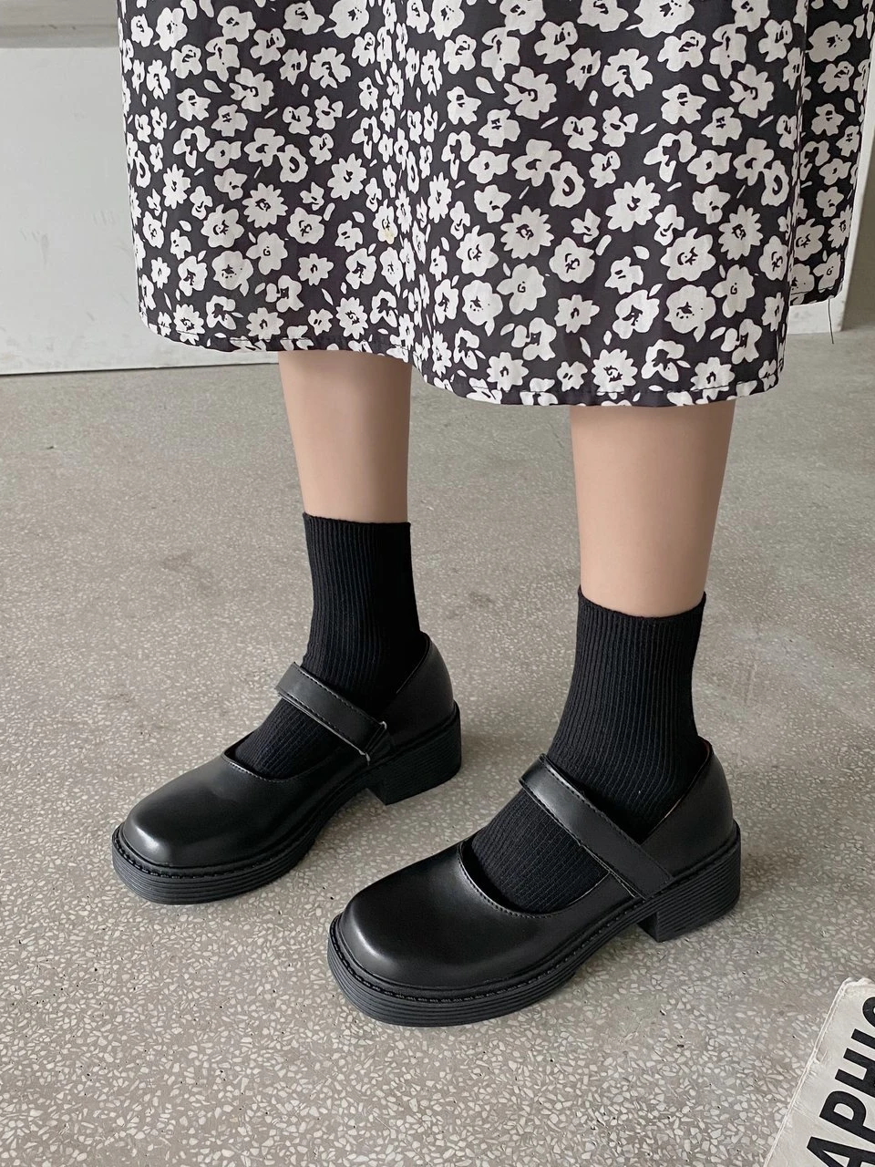Mary Jane white leather shoes British retro one word buckle women's single shoes Japanese college style black small leather shoe
Mary Jane white leather shoes British retro one word buckle women's single shoes Japanese college style black small leather shoe