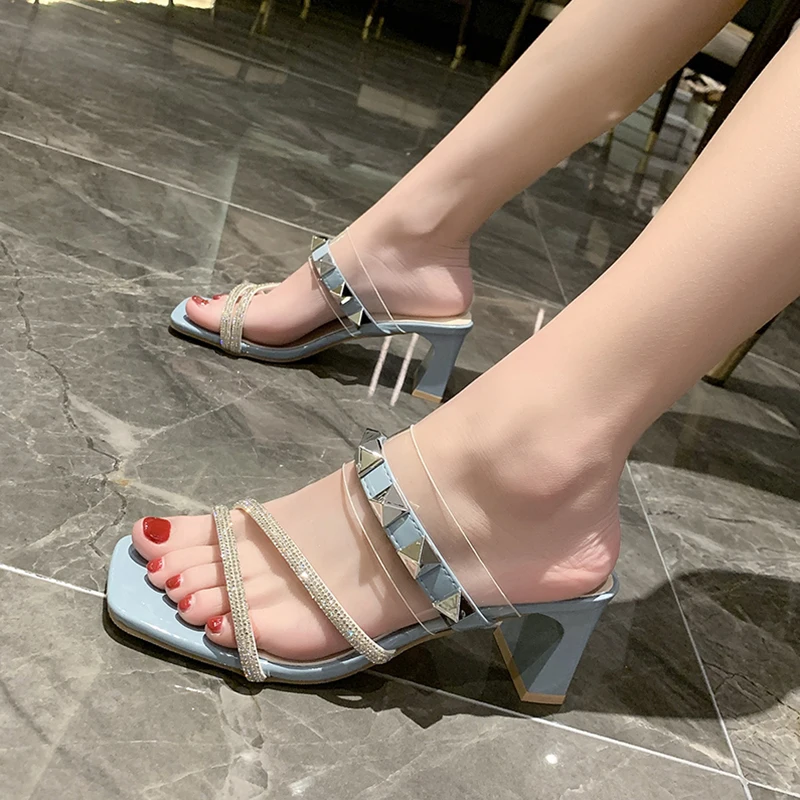 Med House Slippers Platform Square heel Female Shoes Luxury Slides Transparent Heel Block 2021 Designer Soft Rubber Fashion PU B
Med House Slippers Platform Square heel Female Shoes Luxury Slides Transparent Heel Block 2021 Designer Soft Rubber Fashion PU B