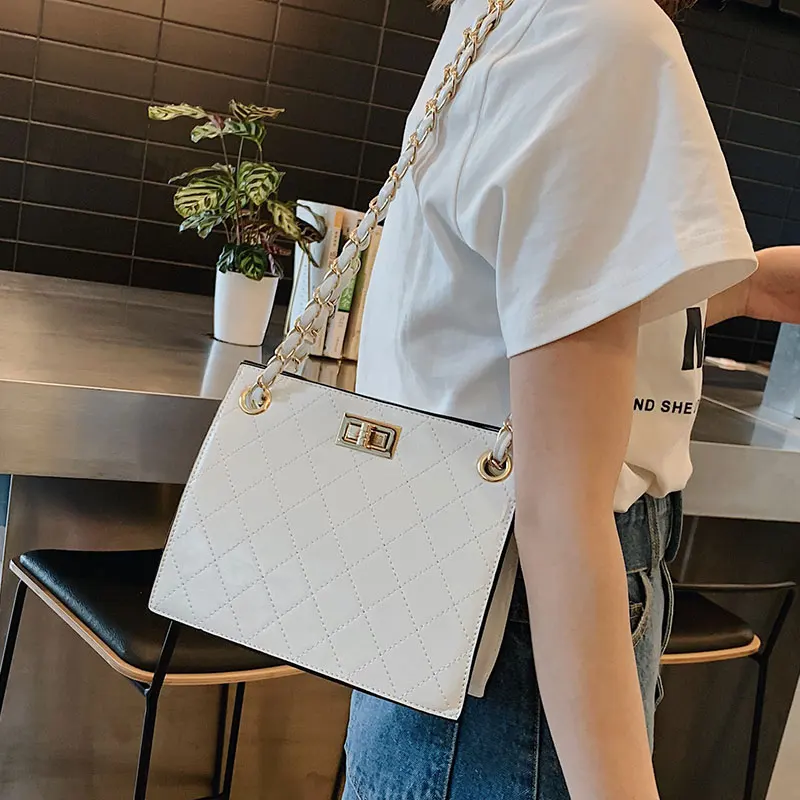 Yuhua 2020 new woman handbags, fashion diamond lattice messenger bag, trend women shoulder bag, casual korean version bags.
Yuhua 2020 new woman handbags, fashion diamond lattice messenger bag, trend women shoulder bag, casual korean version bags.