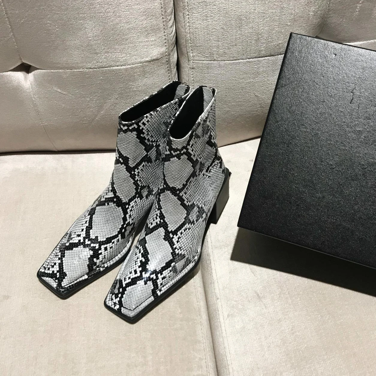Women Genuine Cow Leather Ankle Booties Square Head Heel Ladies Shoes Fashion Sexy Snake Print Short Boots 2021 Botas Mujer
Women Genuine Cow Leather Ankle Booties Square Head Heel Ladies Shoes Fashion Sexy Snake Print Short Boots 2021 Botas Mujer