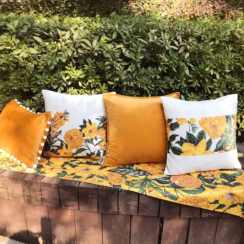 Элегантная желтая декоративная наволочка с цветочным принтом
Элегантная желтая декоративная наволочка с цветочным принтом