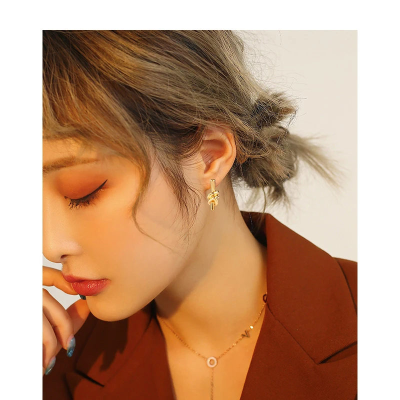 A pair High Quality Golden Elegant New Design Dangle Unusual Series Stud Earrings Fashion Flower Ear Stud Jewelry For Women
A pair High Quality Golden Elegant New Design Dangle Unusual Series Stud Earrings Fashion Flower Ear Stud Jewelry For Women