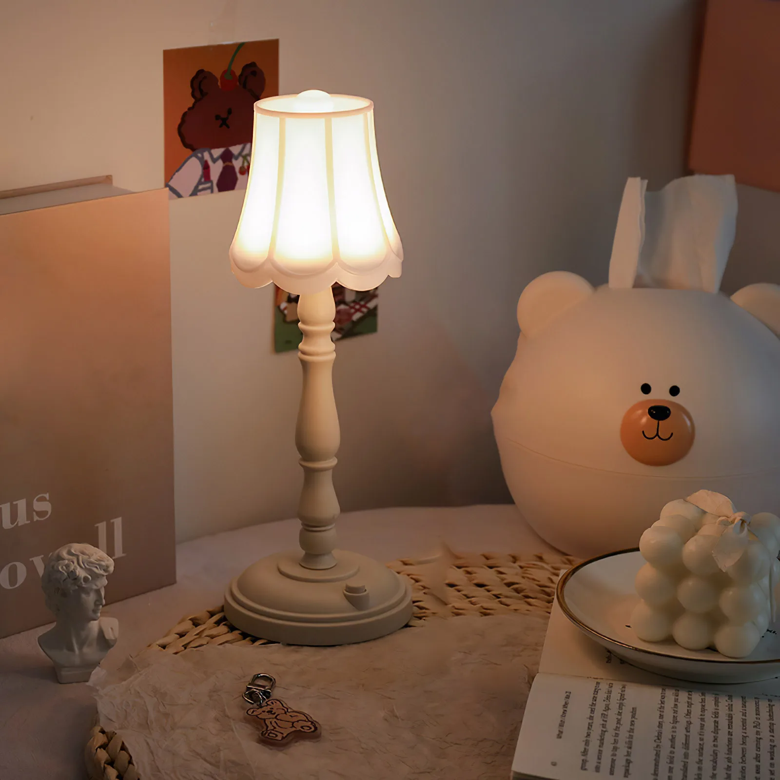Creative Mini White Table Lamp European Style Small Desk Lamps Bedside Table Night Lights For Living Room Bedroom Decoration
Creative Mini White Table Lamp European Style Small Desk Lamps Bedside Table Night Lights For Living Room Bedroom Decoration