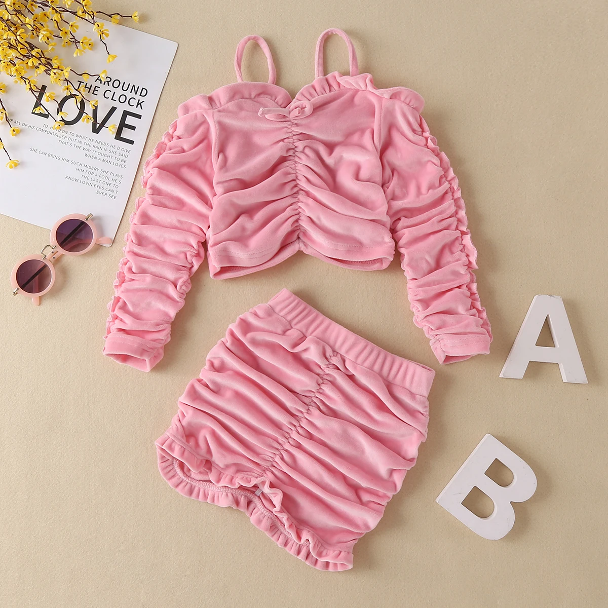 Girls' suits, suspenders, long-sleeved short skirts, two-piece suits, little girls' fashion autumn and winter suits
Girls' suits, suspenders, long-sleeved short skirts, two-piece suits, little girls' fashion autumn and winter suits