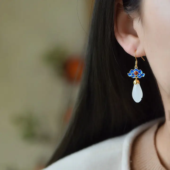 Designer original new silver inlaid Hetian magnolia flower earrings cloisonne lotus exquisite charm luxury ladies jewelry
Designer original new silver inlaid Hetian magnolia flower earrings cloisonne lotus exquisite charm luxury ladies jewelry