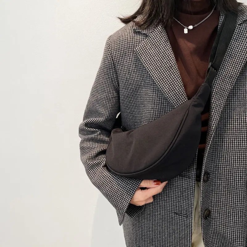 2021 New Simple Versatile Messenger Bag Women's Leisure Crescent Dumpling Bag Female Soft Leather One Shoulder Bag
2021 New Simple Versatile Messenger Bag Women's Leisure Crescent Dumpling Bag Female Soft Leather One Shoulder Bag