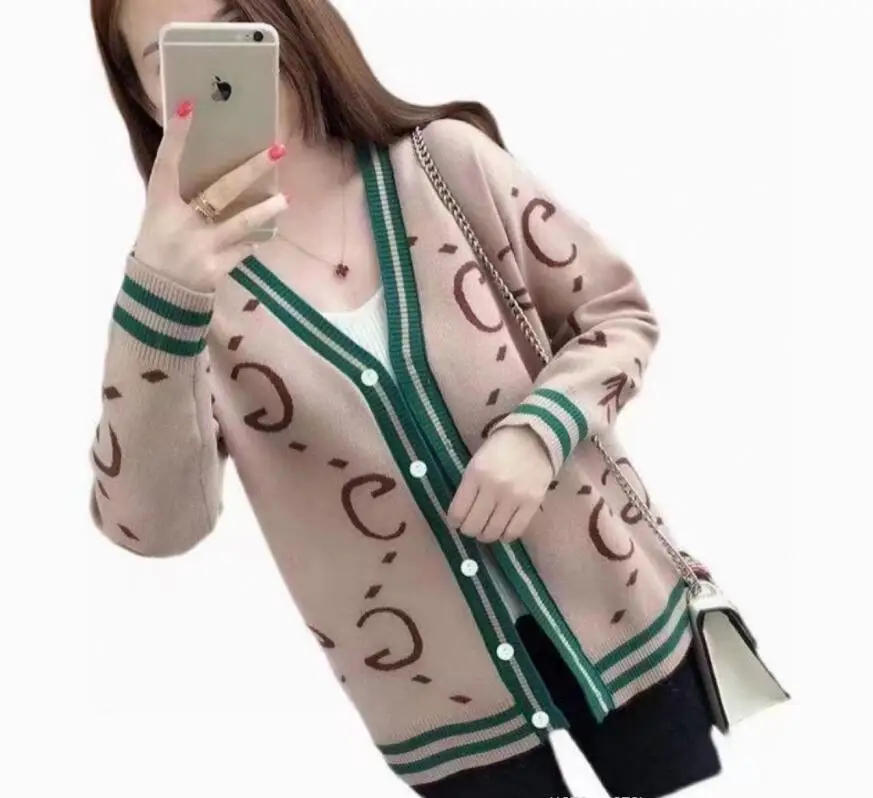 2022 autumn new style Korean women retro fashion letters loose V-neck single-breasted knitted cardigan sweater cropped top coat
2022 autumn new style Korean women retro fashion letters loose V-neck single-breasted knitted cardigan sweater cropped top coat