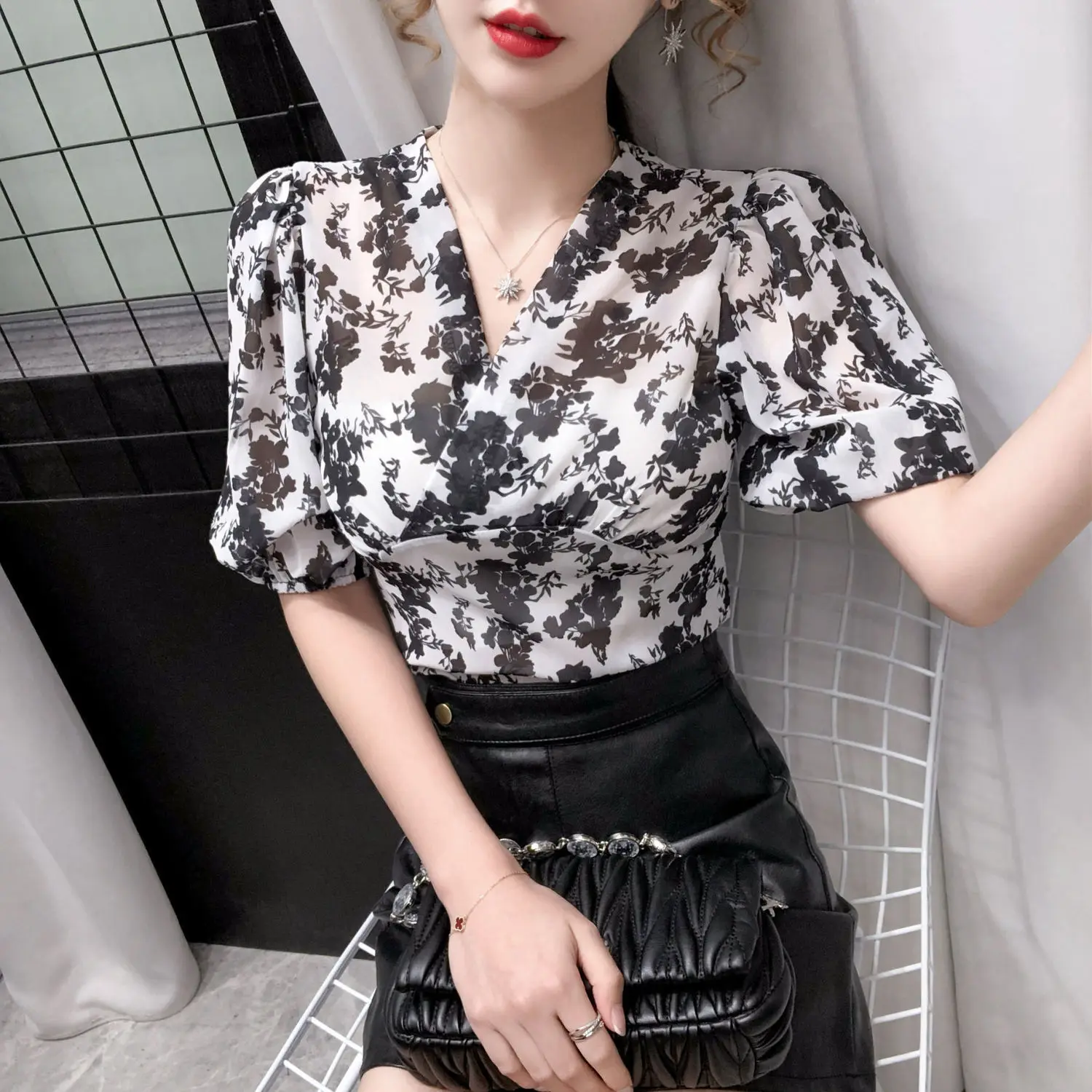 Blouse Women Printed Chiffon Shirt Women's Bubble Sleeve V-neck Short Sleeve Shirts Blusas Ropa De Mujer
Blouse Women Printed Chiffon Shirt Women's Bubble Sleeve V-neck Short Sleeve Shirts Blusas Ropa De Mujer