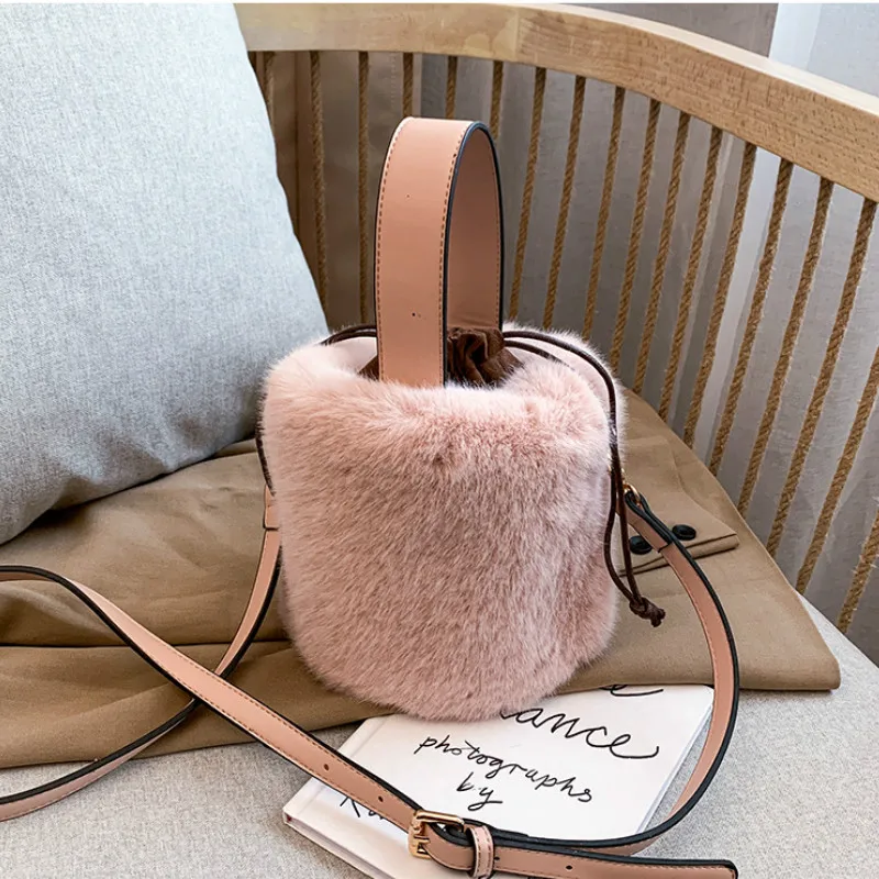 Bucket Bag Handbag Fashion Faux Fur Winter Bags Women Shoulder Crossbody Bag Ladies Plush Hand Bags Designers Bolsa Feminina Sac
Bucket Bag Handbag Fashion Faux Fur Winter Bags Women Shoulder Crossbody Bag Ladies Plush Hand Bags Designers Bolsa Feminina Sac