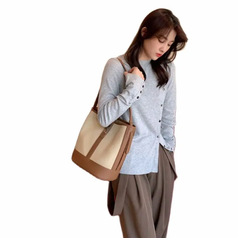 Premium top leather bag cowhide underarm bag 2022 New Vintage versatile women's One Shoulder Messenger Bucket Bag
Premium top leather bag cowhide underarm bag 2022 New Vintage versatile women's One Shoulder Messenger Bucket Bag