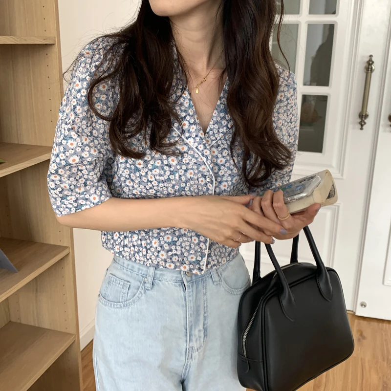 HziriP Summer New Korean Floral V-Neck Puff Sleeve Vintage Ladies Shirt 2021 Gentle Fashion Thin All-Match Short-Sleeved Top 
HziriP Summer New Korean Floral V-Neck Puff Sleeve Vintage Ladies Shirt 2021 Gentle Fashion Thin All-Match Short-Sleeved Top