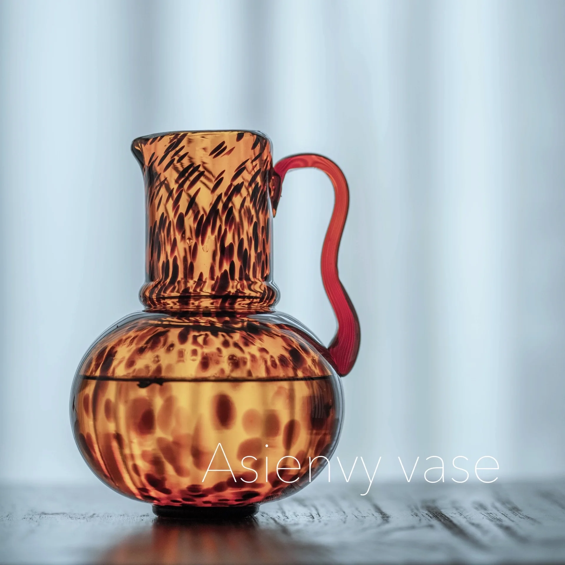 European Simple Caramel Amber leopard Print Single Ear Handmade Glass Vase Home Decoration Flower Arranging Device
European Simple Caramel Amber leopard Print Single Ear Handmade Glass Vase Home Decoration Flower Arranging Device