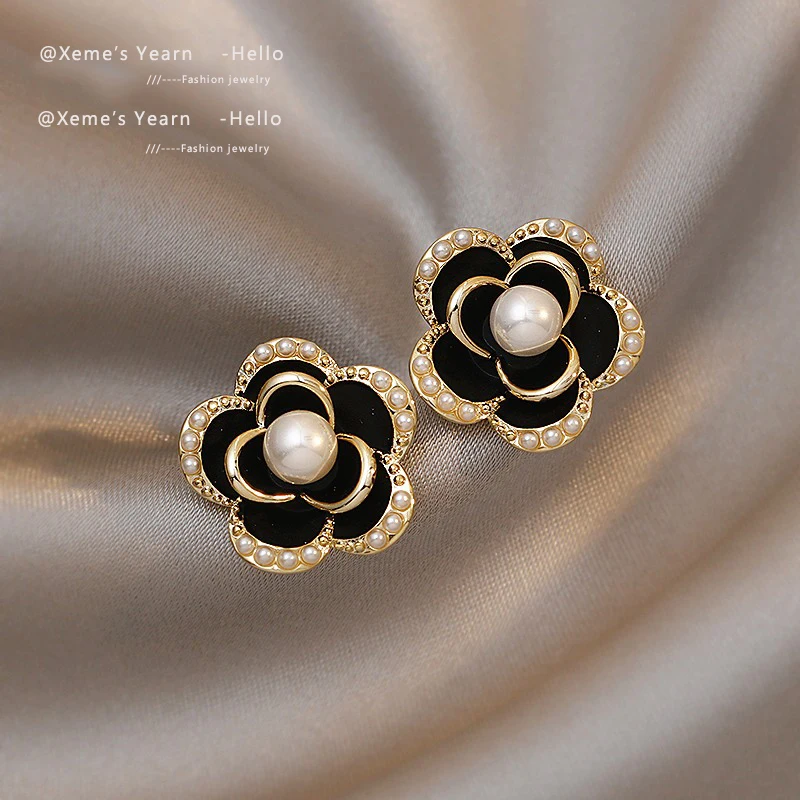 Elegant Sweet Pearl Black Camellia Flower Stud Earrings For Woman Girls Korean Celebrity Accessories Student Party Jewelry Gifts
Elegant Sweet Pearl Black Camellia Flower Stud Earrings For Woman Girls Korean Celebrity Accessories Student Party Jewelry Gifts