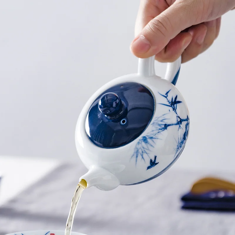 Чайный горшок с традиционным китайским чайником
Чайный горшок с традиционным китайским чайником