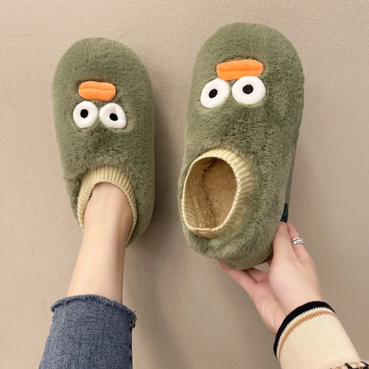 Winter Women's Fluffy Plush Slippers Cute Cartoon Slippers Bedroom Flat Slippers Non-slip Warm Home Thick-soled Slippers
Winter Women's Fluffy Plush Slippers Cute Cartoon Slippers Bedroom Flat Slippers Non-slip Warm Home Thick-soled Slippers