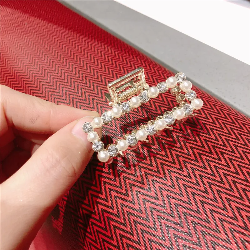 Head accessories hair trim clip Korean version of simple pearl geometric hollow student hair accessories Alloy Hair Claws clip
Head accessories hair trim clip Korean version of simple pearl geometric hollow student hair accessories Alloy Hair Claws clip