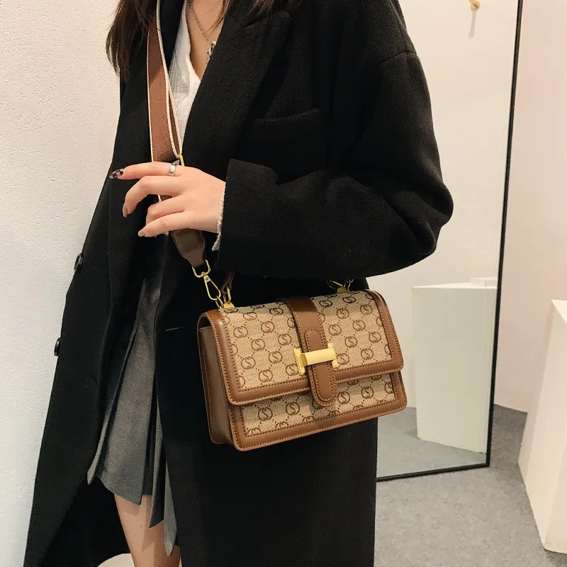 Letter Printing Brand Design PU Leather Woolen Cloth Crossbody Bag for Women High-quality Handbag Luxury Shoulder Purses
Letter Printing Brand Design PU Leather Woolen Cloth Crossbody Bag for Women High-quality Handbag Luxury Shoulder Purses