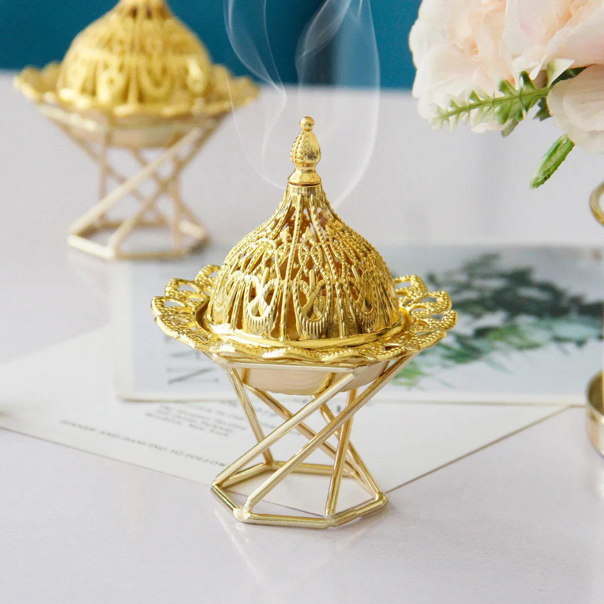 Middle East Arab Gold Metal Censer Mini Trumpet Hand-held Aromatherapy Stove Home Decoration
Middle East Arab Gold Metal Censer Mini Trumpet Hand-held Aromatherapy Stove Home Decoration