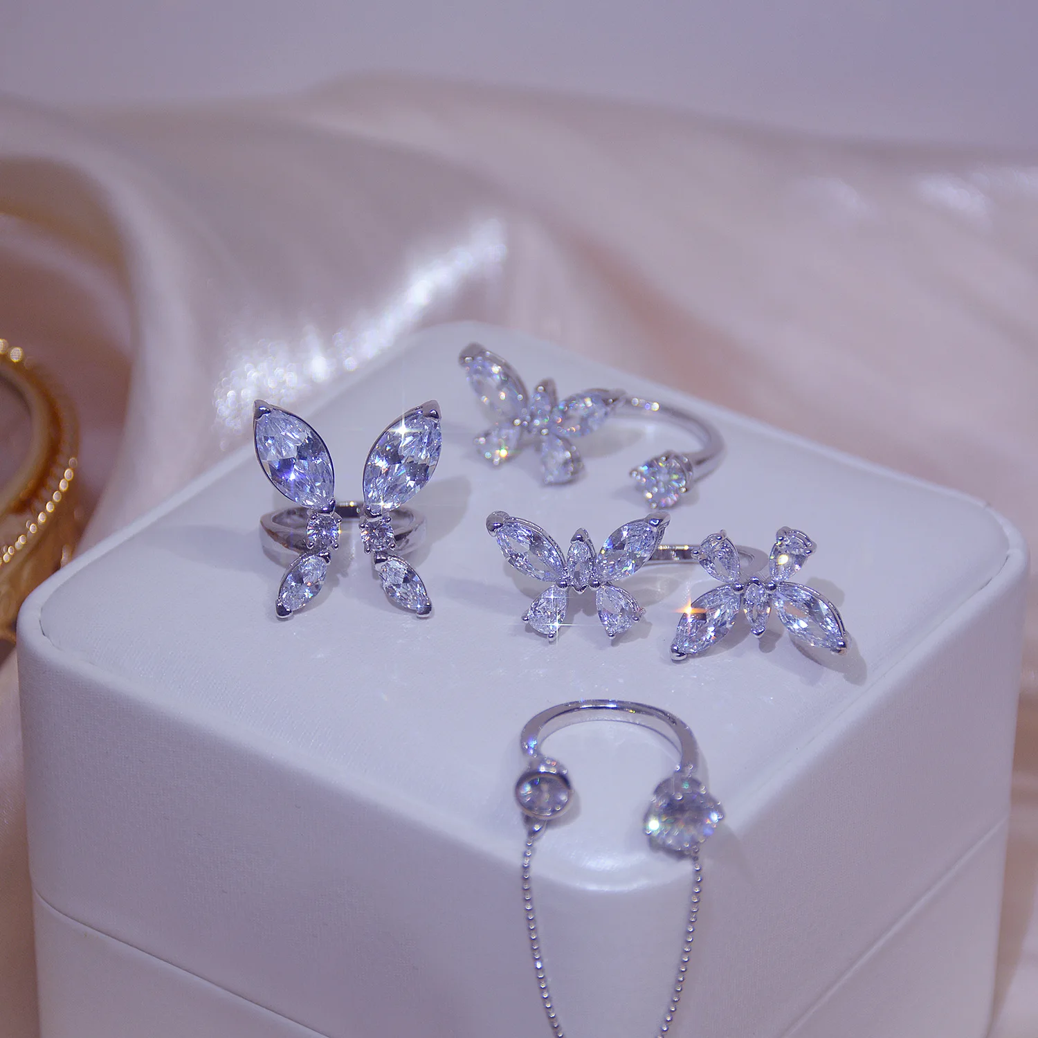 Korean hot selling fashion jewelry luxury shiny copper inlaid zircon open butterfly female open prom ring
Korean hot selling fashion jewelry luxury shiny copper inlaid zircon open butterfly female open prom ring